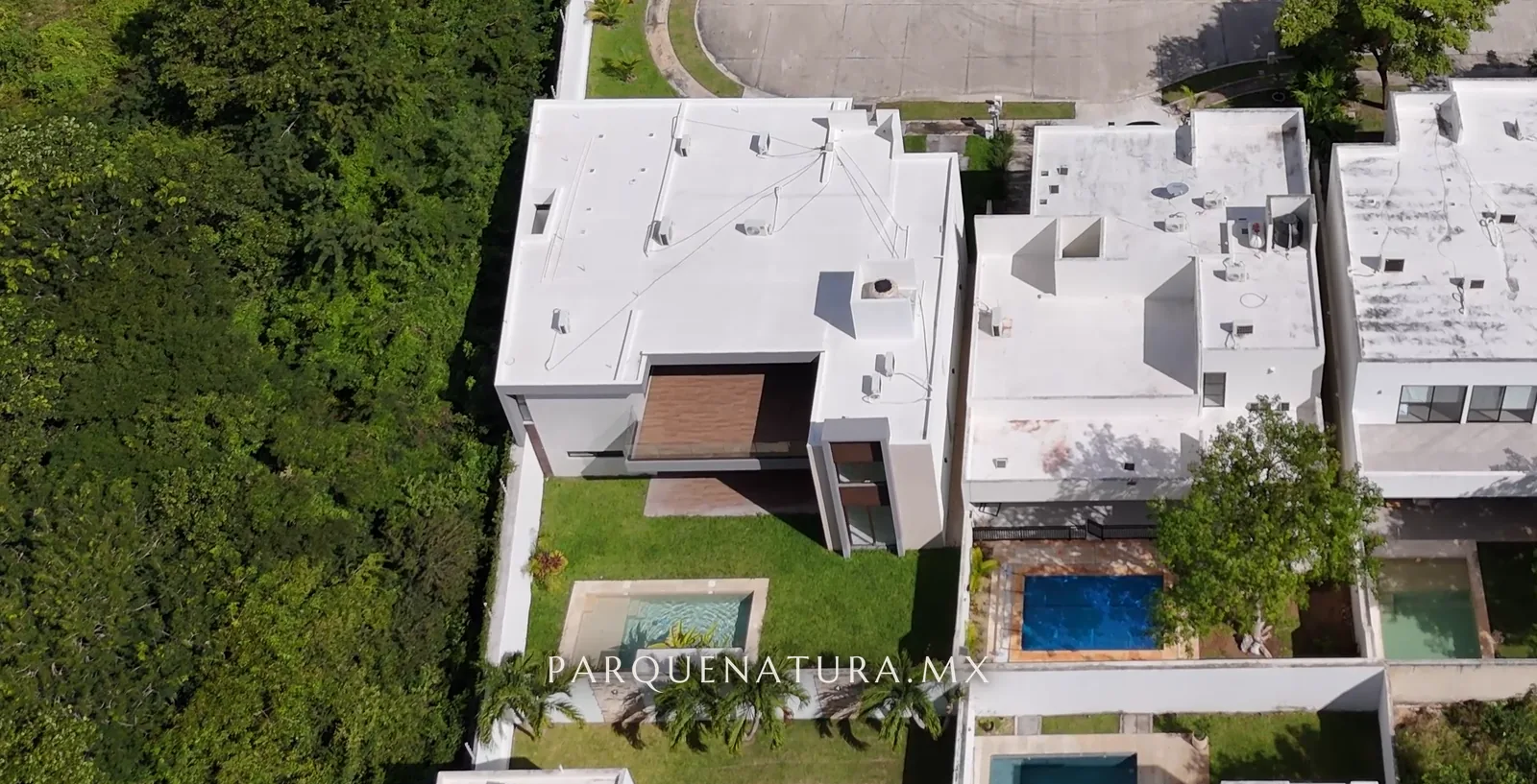 La Casa 55 desde el aire, con jardín y alberca