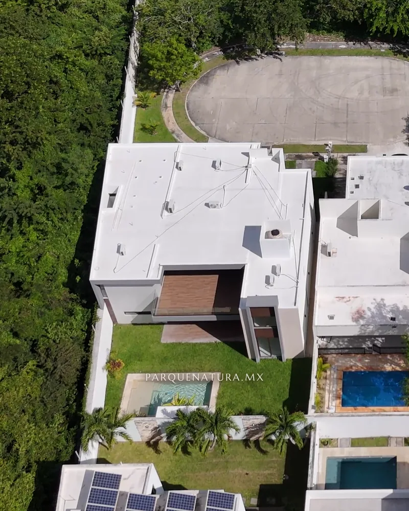 La Casa 55 desde el aire, con jardín y alberca