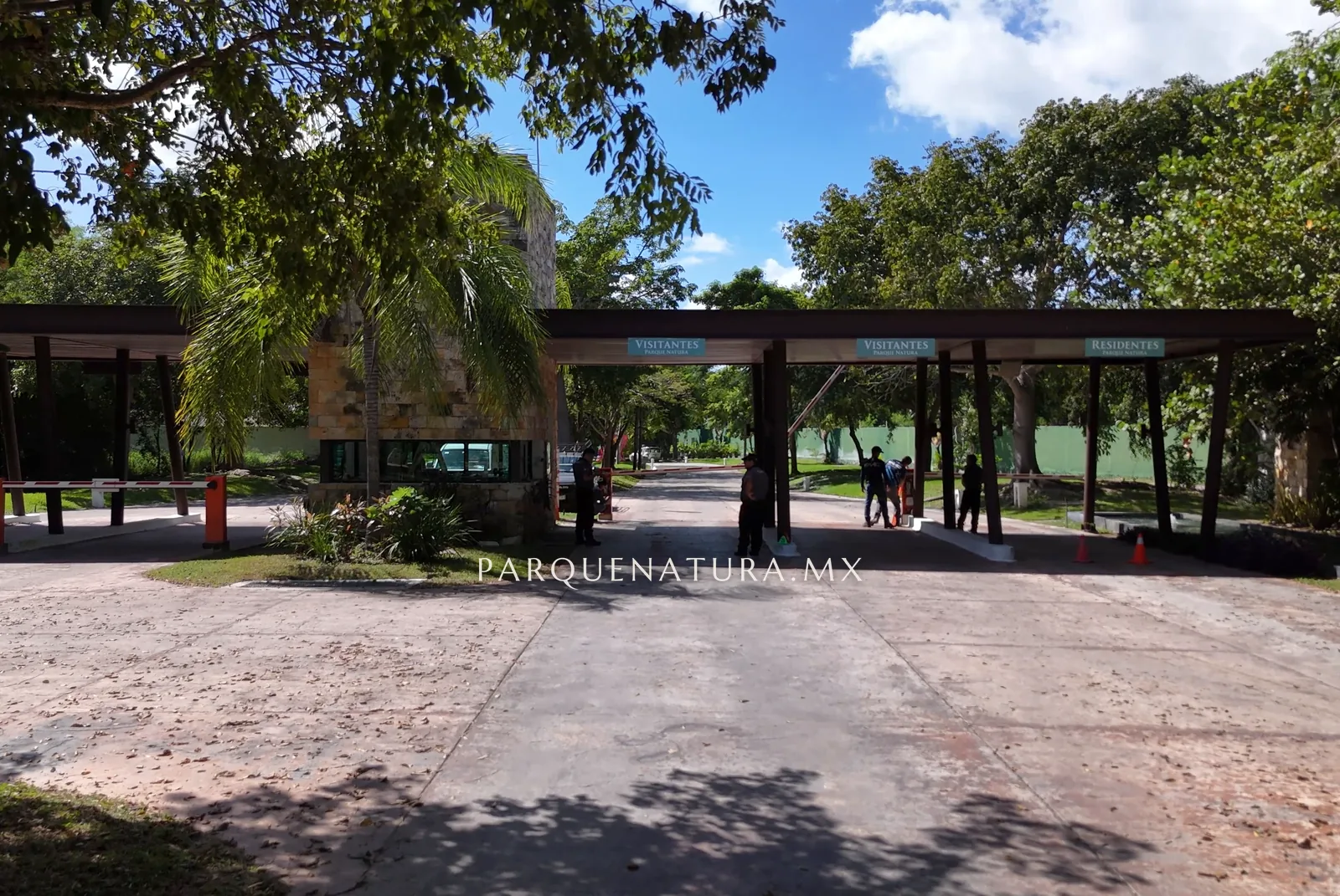 Caseta de acceso de Parque Natura I con plumas, bajo los árboles