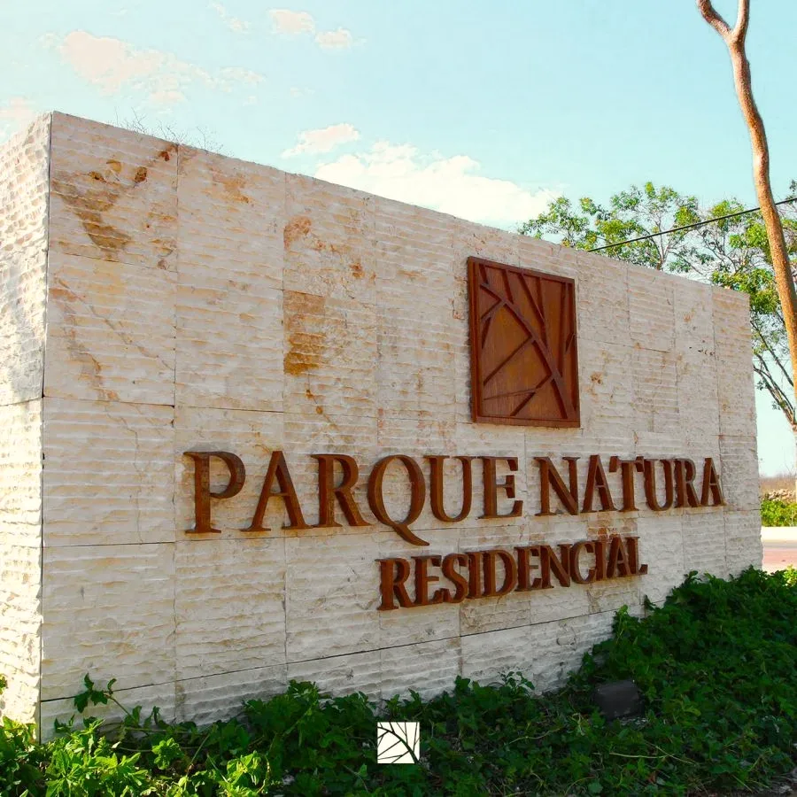 Muro de piedra con el nombre de Parque Natura en la entrada