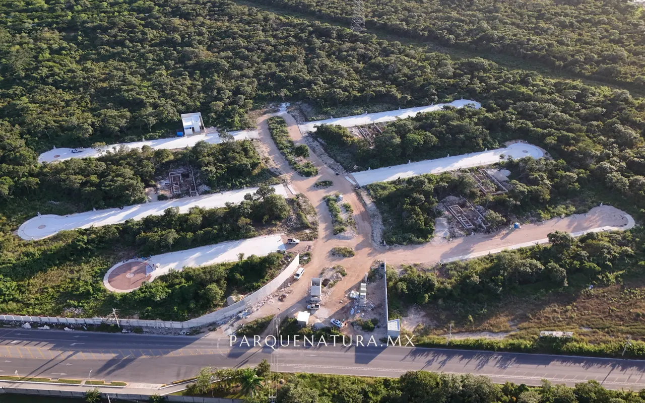 Vista aérea de la obra de Parque Natura II: calles blancas entre la selva, junto a la carretera, 28 de octubre de 2026