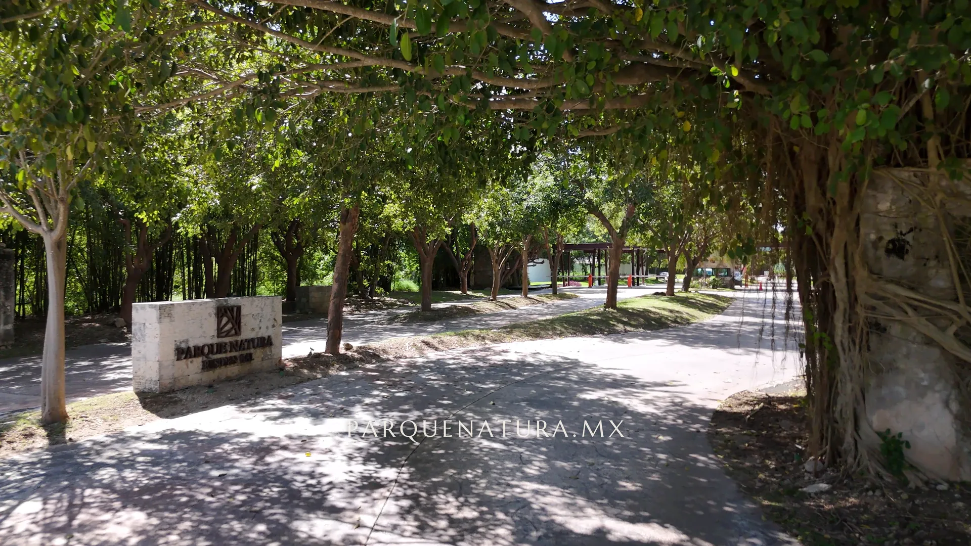 Parque Natura I entrance: the sign among the trees and, behind it, the gatehouse